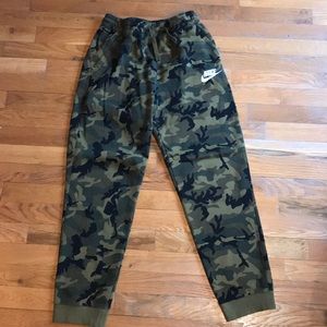 Good Condition. Nike Boy’s Camo Sweatpants.
